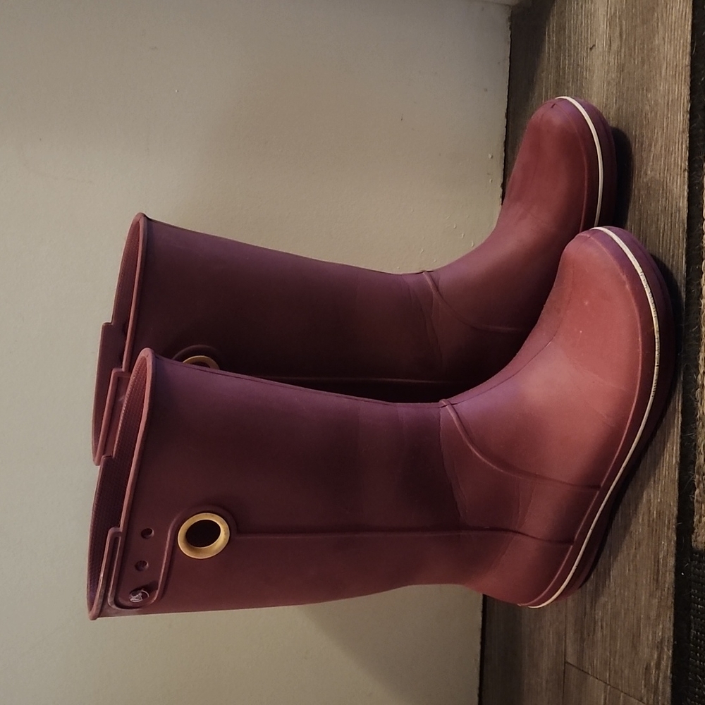 Croc gumboots